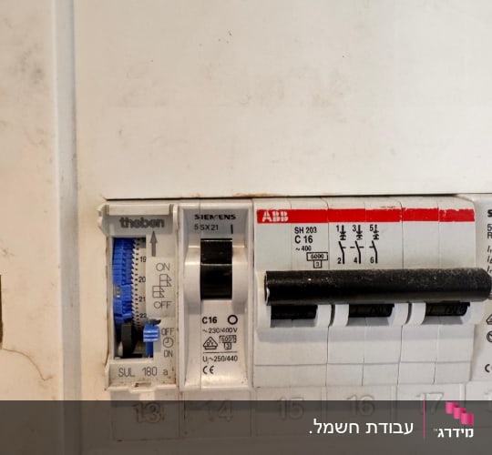 לוח חשמל עם מפסקים ומתגים שונים